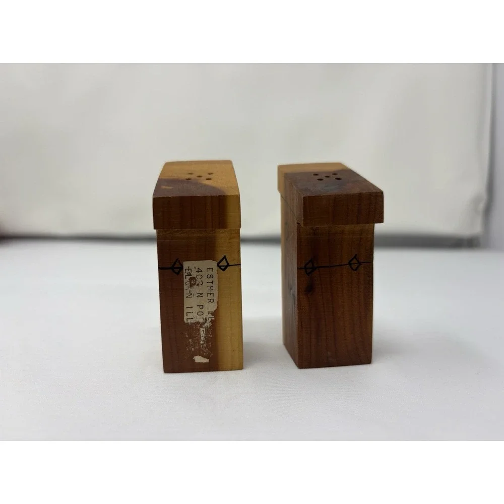 Ma and Pa Out House Souvenir Salt & Pepper Shakers Handcrafted Dundee Illinois